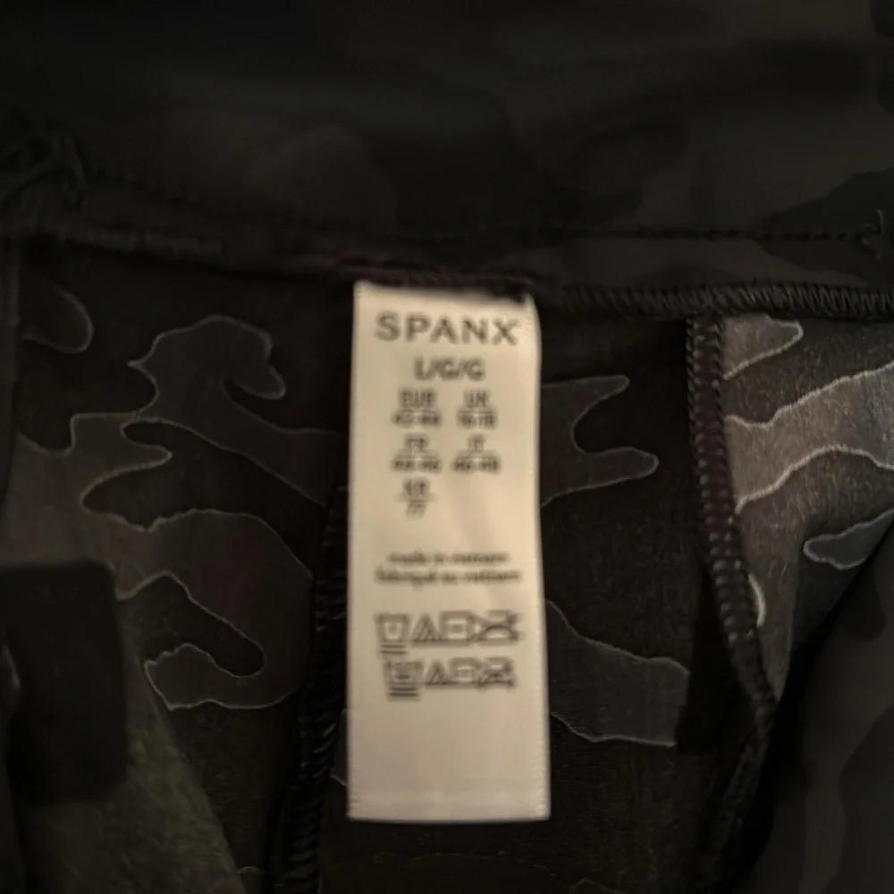 SPANX Sunshine Shorts in black camouflage, Large - Picture 6 of 7